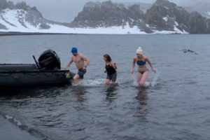 南極記念水泳