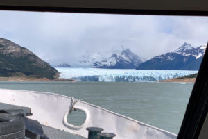 ボートの内から氷河を望む