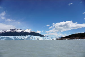 アルヘンティーノ湖から眺める氷河