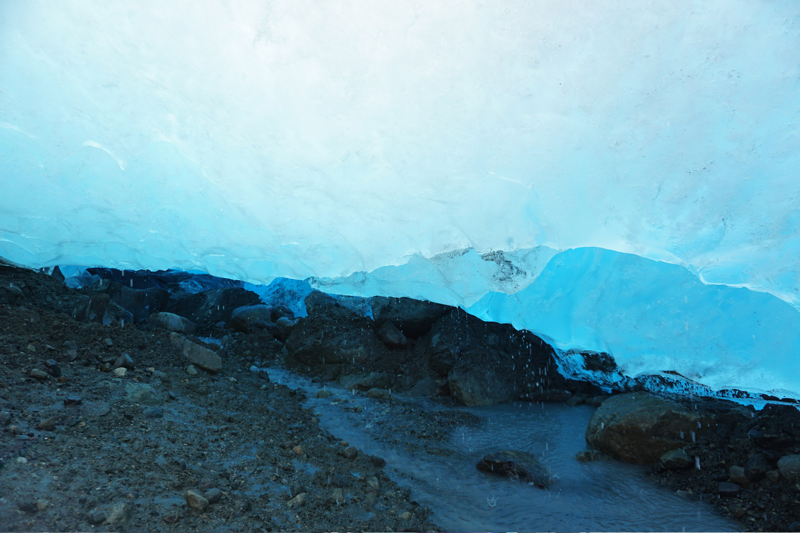 氷河の下を流れる溶水
