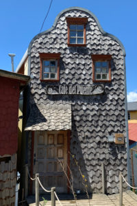 ウロコ状の壁の家