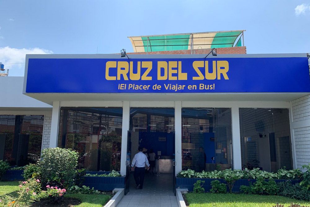 チクラヨ CRUZ DEL SURバスターミナル