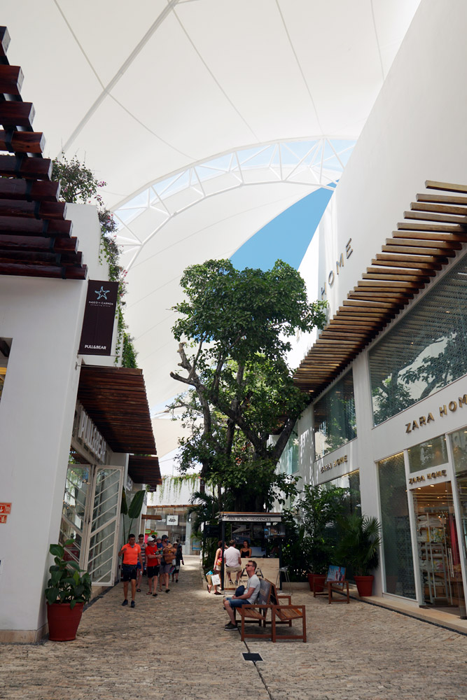 Paseo del Carmen Shopping Mall