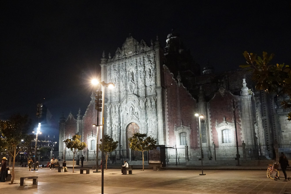 夜のメトロポリタン大聖堂