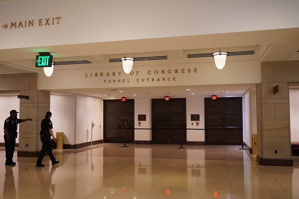 議会図書館への地下通路口