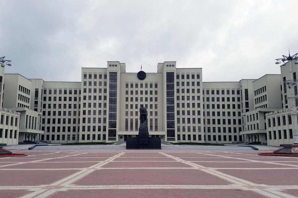 国会議事堂とスターリン像
