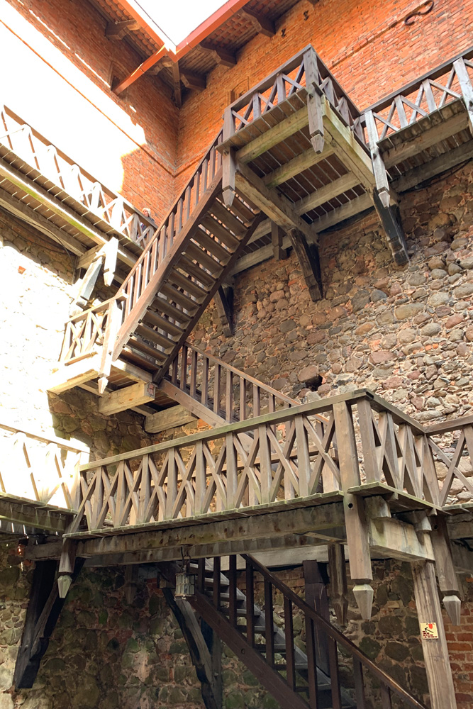 場内の木製階段