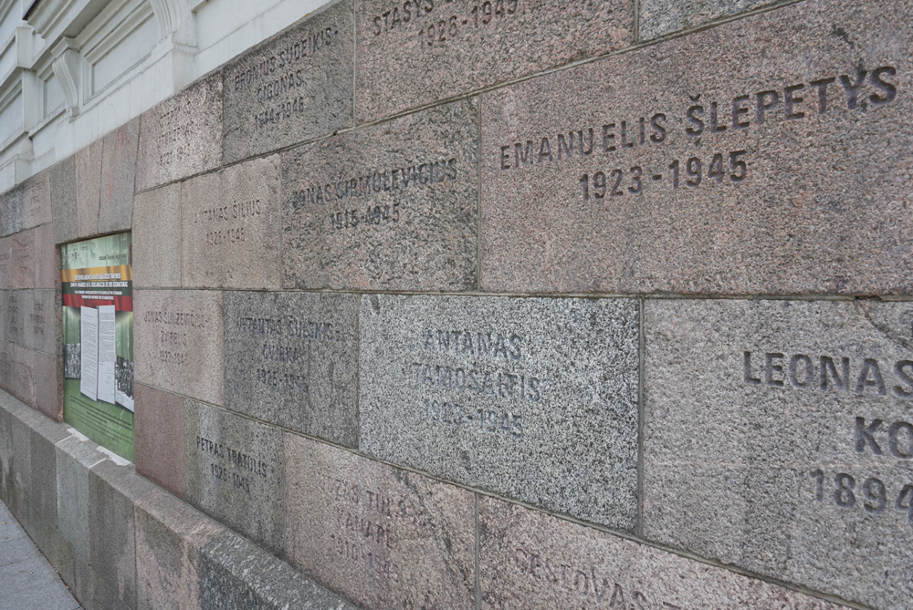 壁に掘られた犠牲者の名前