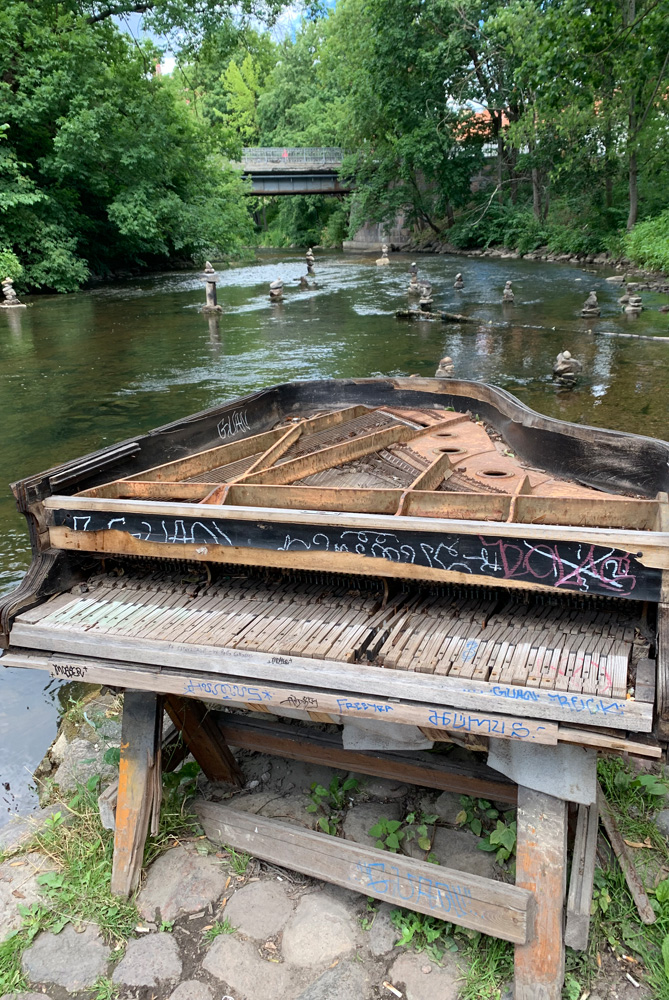 川辺のピアノ