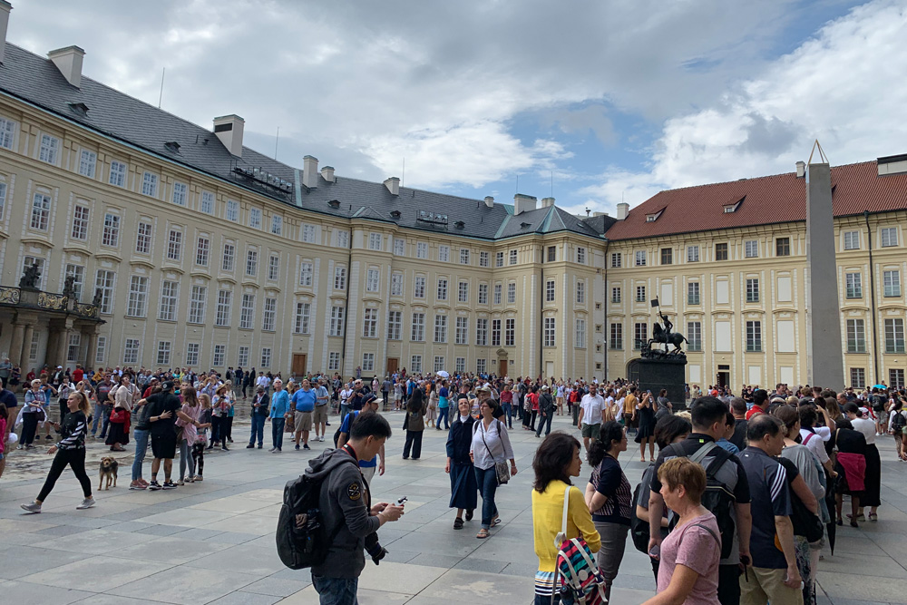 たくさんの人が集まるプラハ城内
