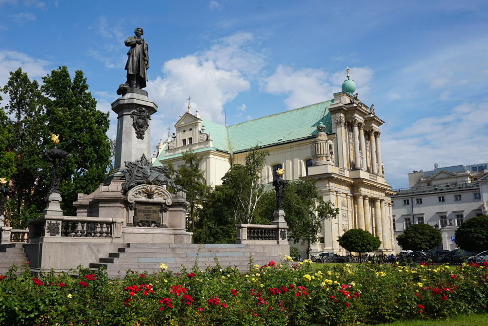 アダム・ミツキエヴィッチ像とカリメル会教会