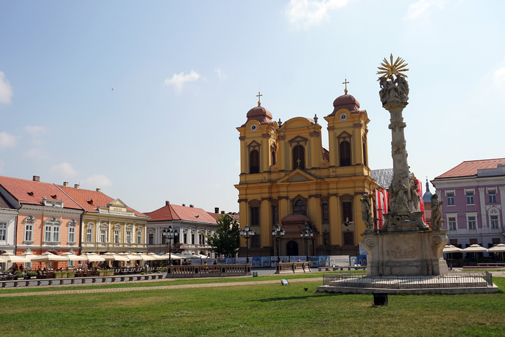 聖三位一体柱と聖ジョージ大聖堂
