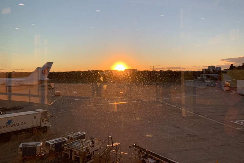 空港から眺める夕陽